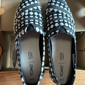 Toms NWT black and white spotted shoes, women’s 7.5